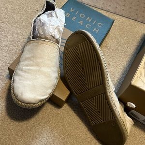 Vionic beach shoes cream color size ten